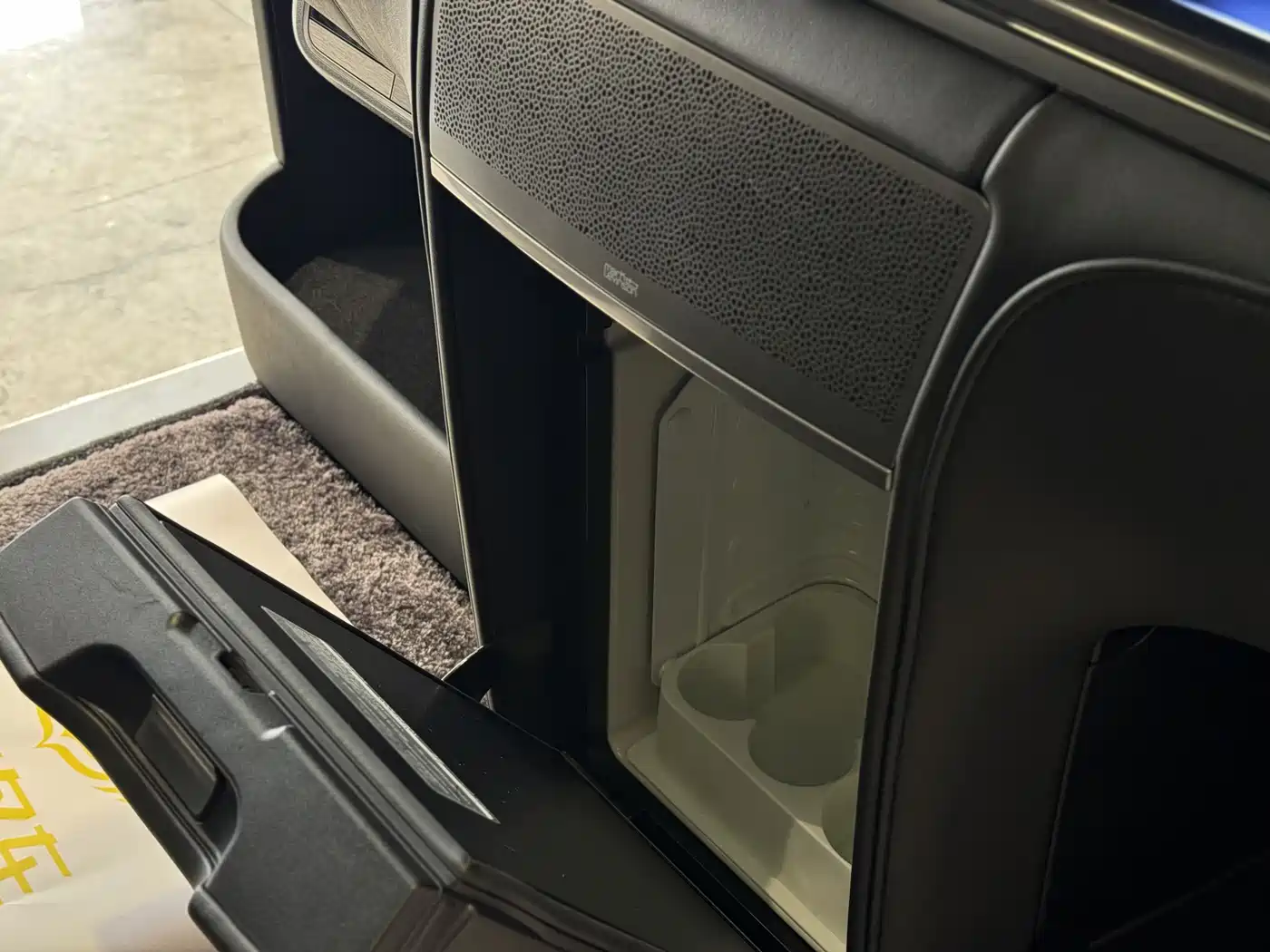 Lexus LM 2020 300h 4-Seat Imperial Edition фото 15