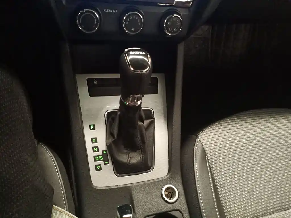 Škoda Octavia 2016 1.6L Automatic Pioneer Edition фото 14