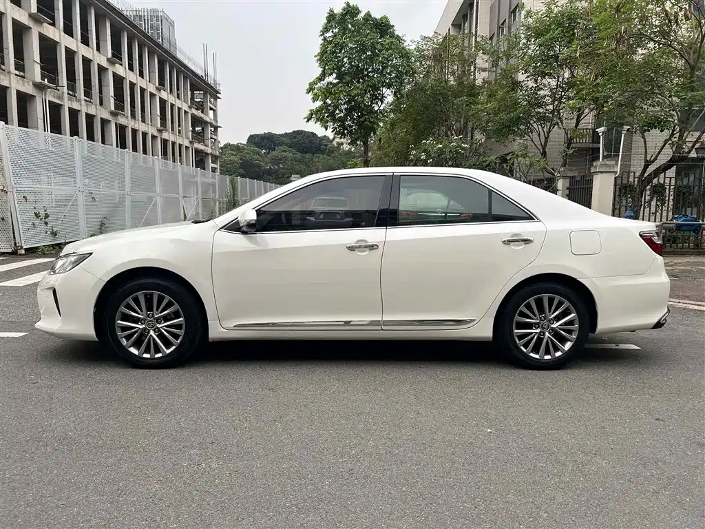 Toyota Camry 2016 2.5G 10th Anniversary Luxury Navigation Edition фото 2