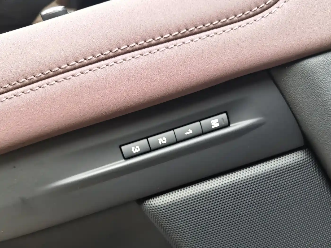 Land Rover Range Rover Evoque 2022 Range Rover Evoque L 249PS R-Dynamic Luxury Edition фото 15