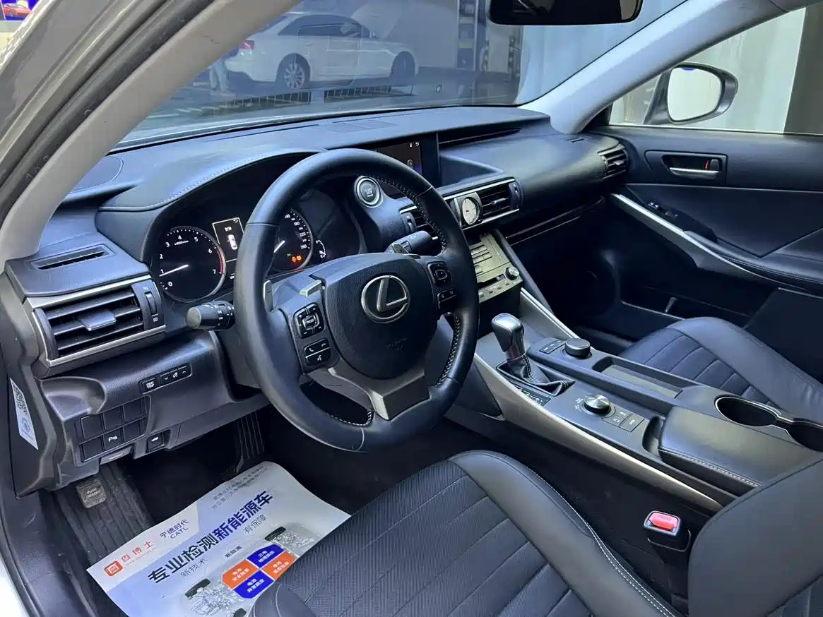 Lexus IS 2017 300 Leading Edition фото 9