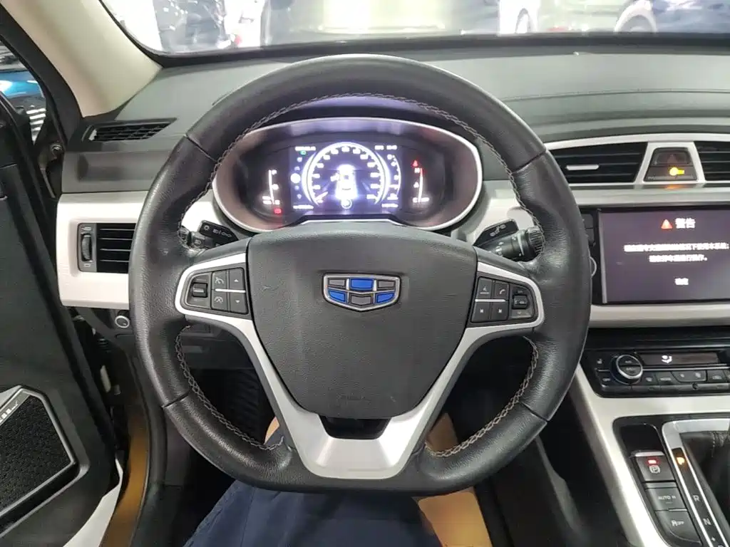 Фото 11 - Geely Atlas