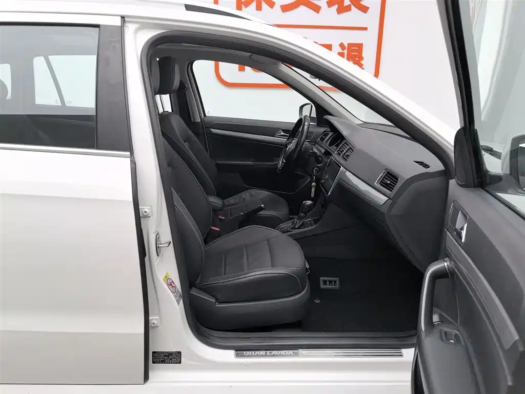 Volkswagen Lavida Tour 2015 1.6L Automatic Comfort Edition фото 23