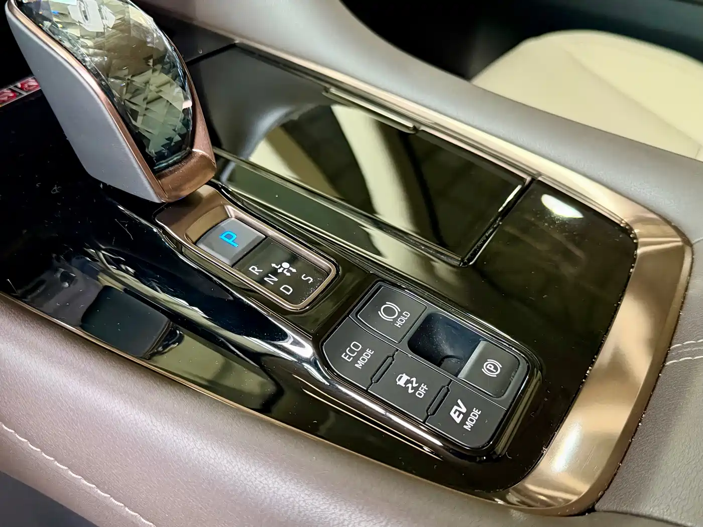 Toyota Alphard 2025 Hybrid 2.5L Prestige Gold Edition фото 14