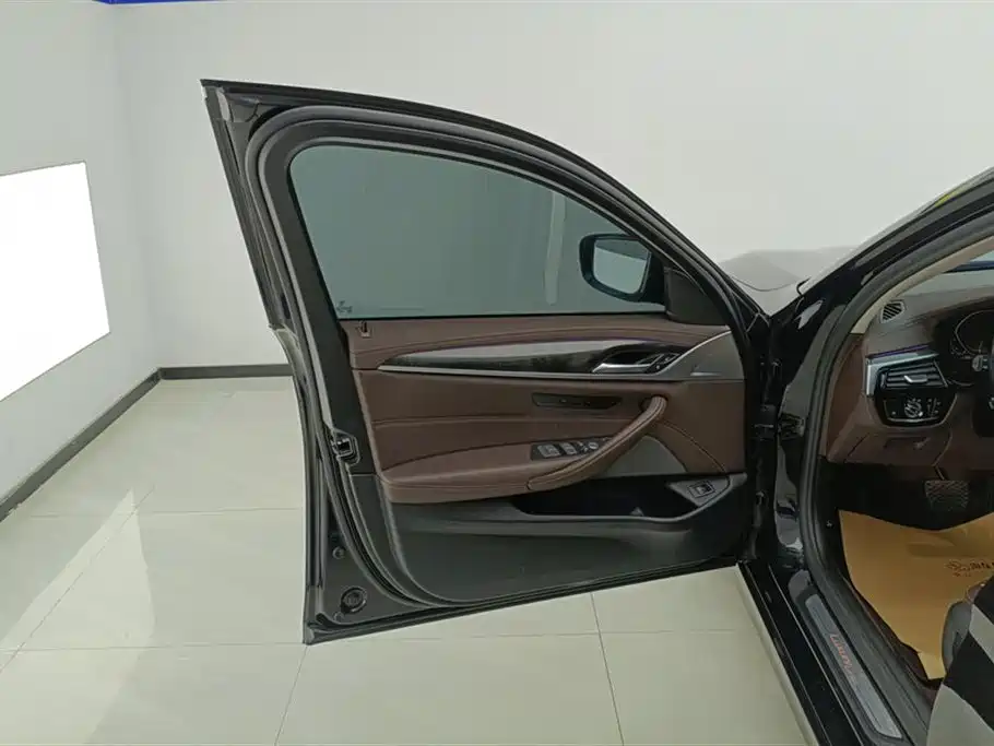 BMW 5 Series 2022 Model Second Facelift 525Li Luxury Package фото 7
