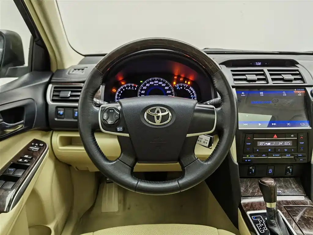 Toyota Camry 2016 2.0G 10th Anniversary Leading Edition фото 11