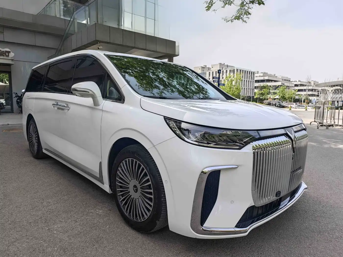 Voyah Auto Voyah Dreamer 2025 PHEV 4WD Kunpeng Premium Edition фото 3
