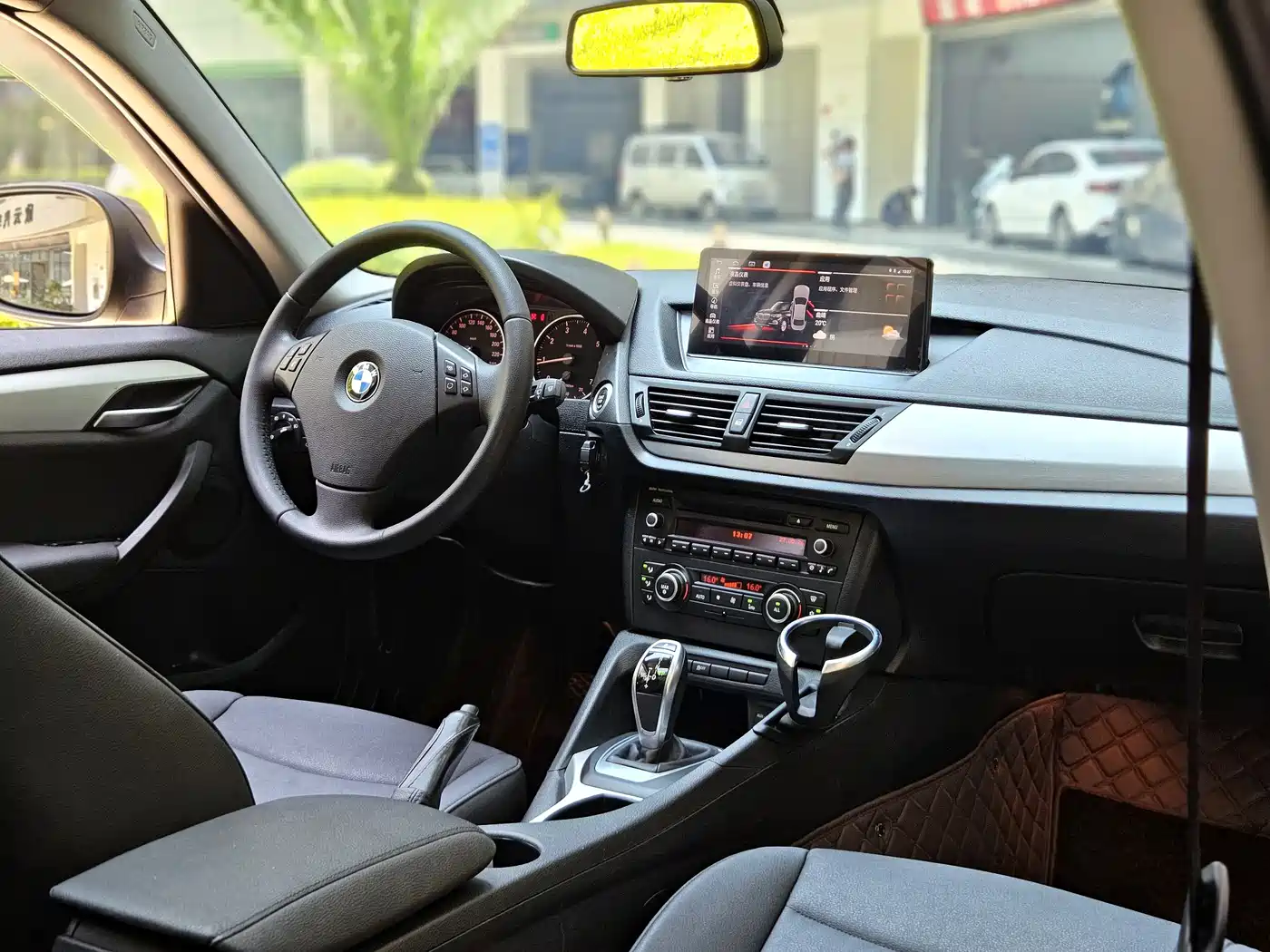 BMW X1 2012 sDrive20i Leading Model фото 14