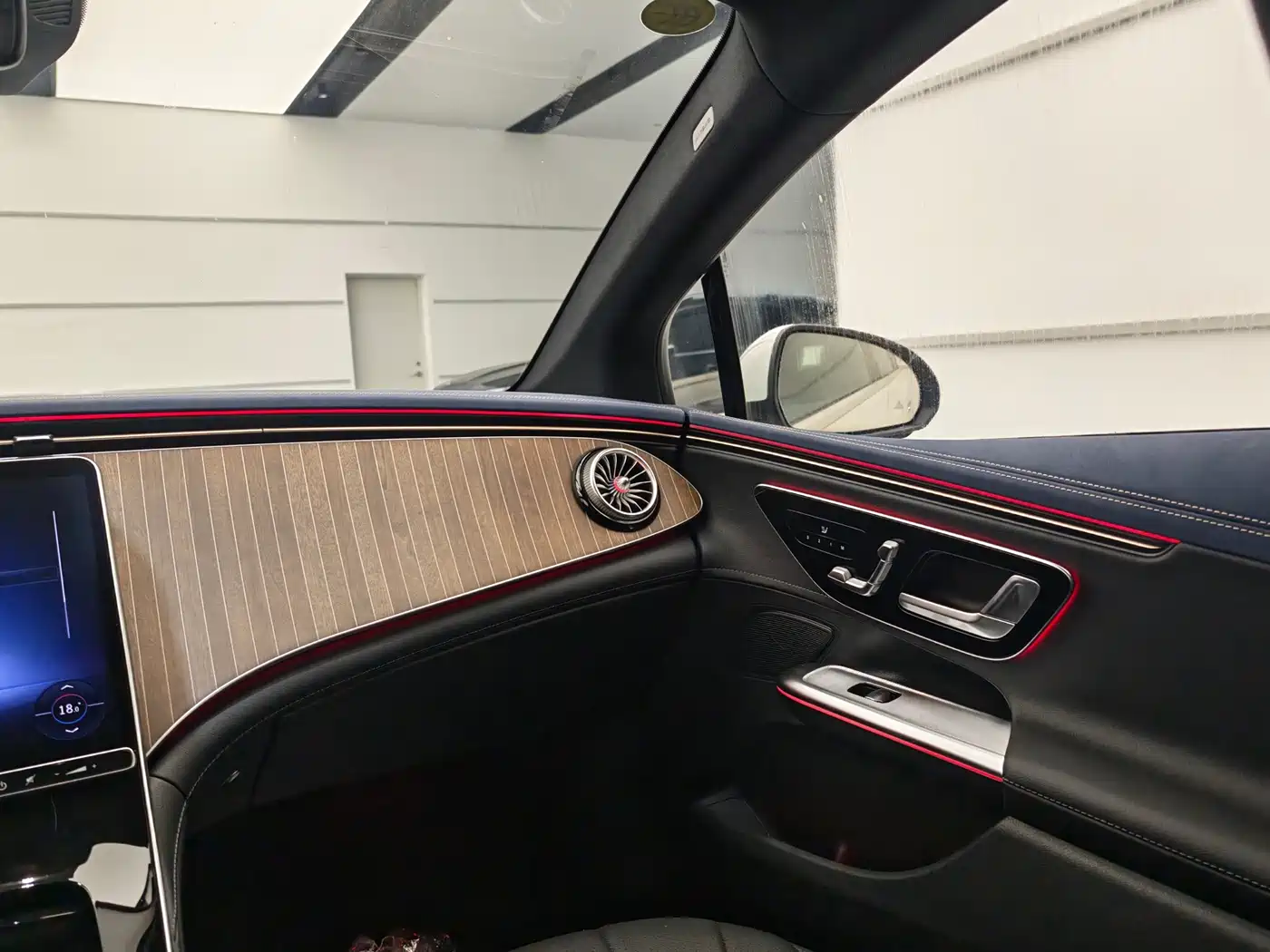 Mercedes-Benz EQE 2025 Model 500 4MATIC Luxury Edition фото 13