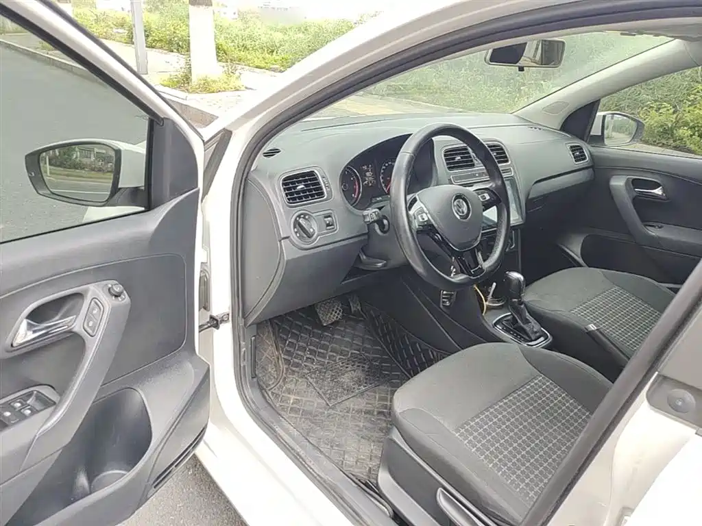 Volkswagen Polo 2016 1.6L Automatic Comfort фото 16