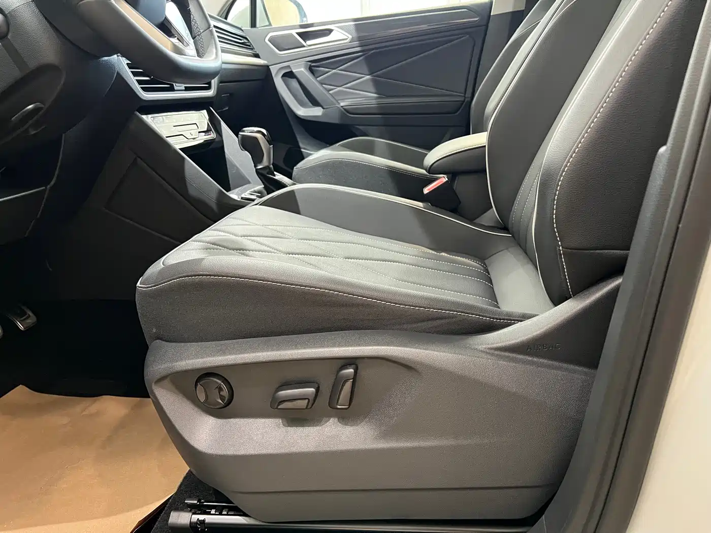 Volkswagen Tiguan L 2024 330TSI Automatic 2WD R-Line Premium Enjoyment Edition фото 7