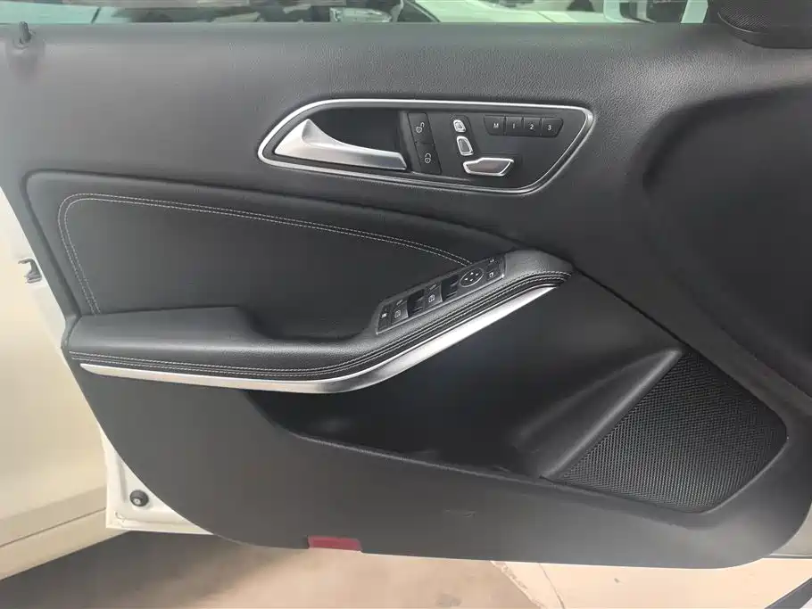 Mercedes-Benz GLA 2018 GLA 200 Dynamic фото 7