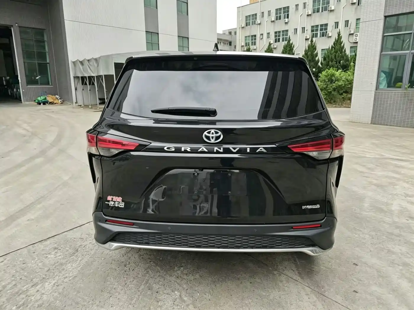 Toyota Granvia 2023 2.5L Hybrid Comfort Edition фото 6