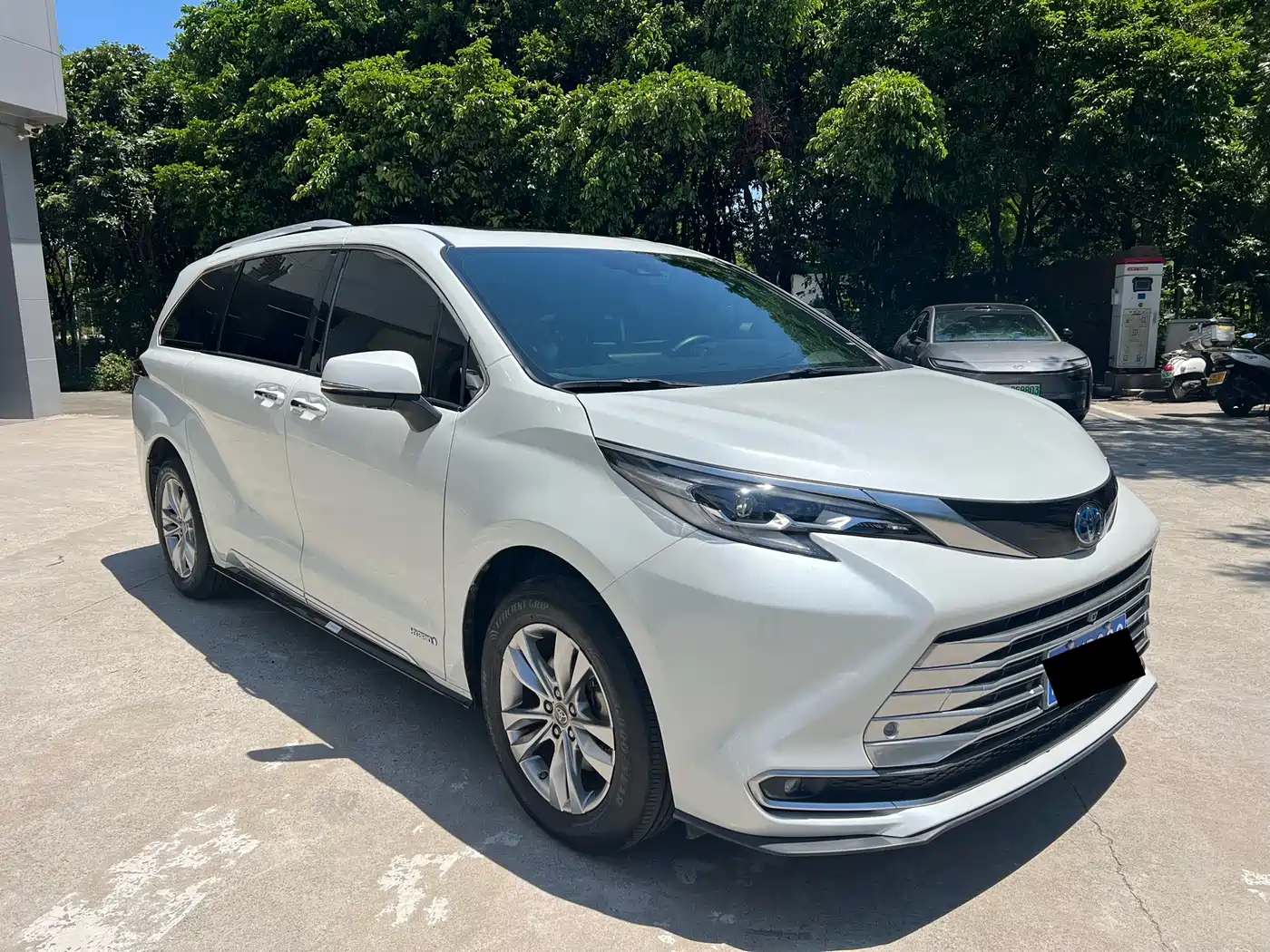 Toyota Sienna 2021 2.5L Hybrid Platinum Edition фото 3