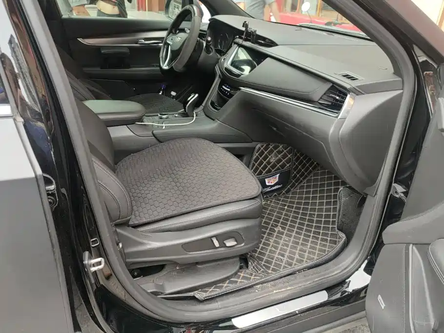 Photo 8 - Cadillac XT6