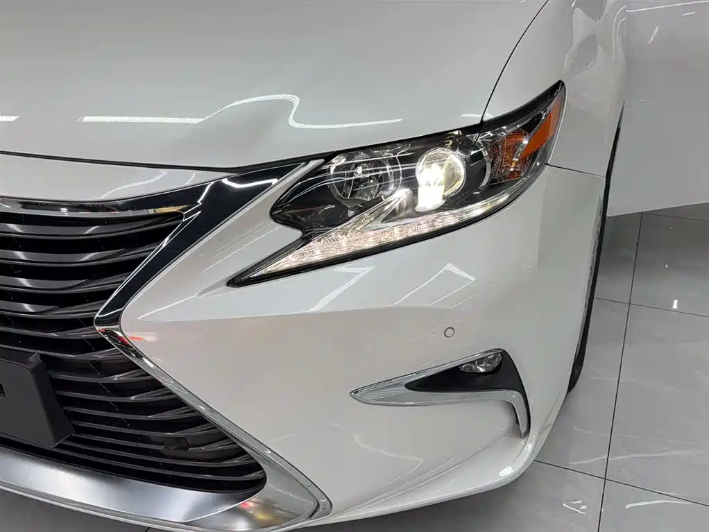 Lexus ES 2015 200 Comfort Edition фото 4