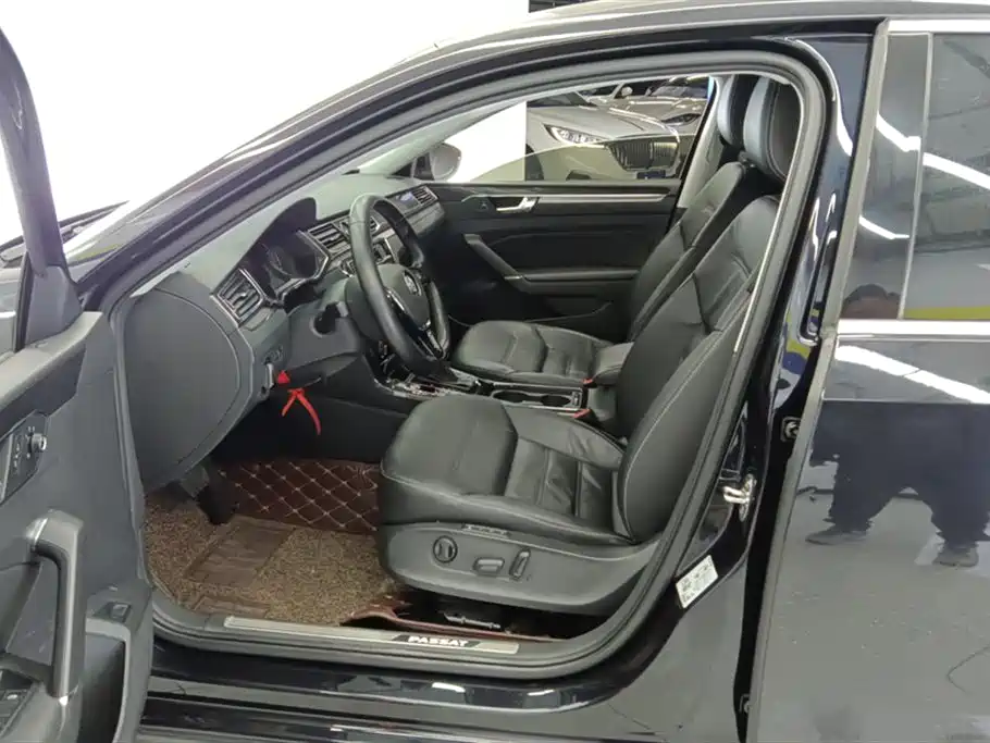 Volkswagen Passat 2017 330TSI DSG Luxury фото 9