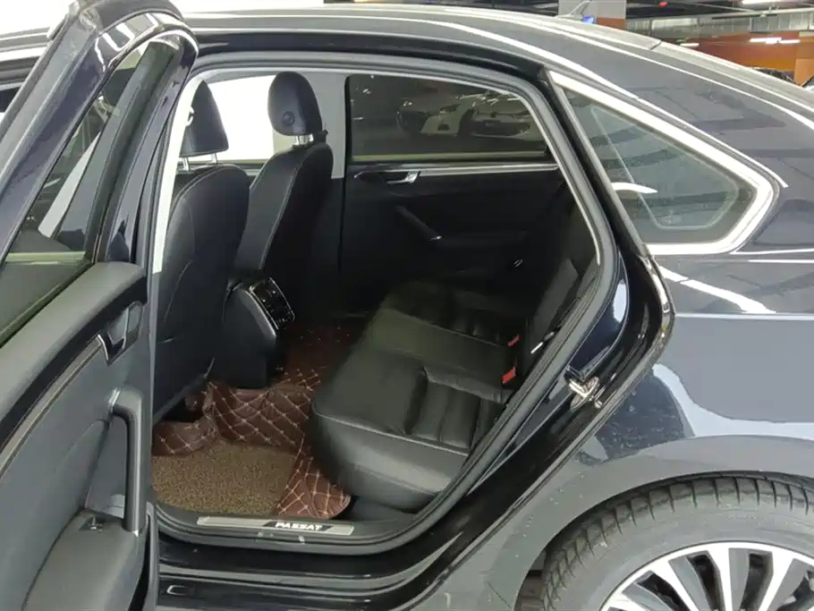 Volkswagen Passat 2017 330TSI DSG Luxury фото 11