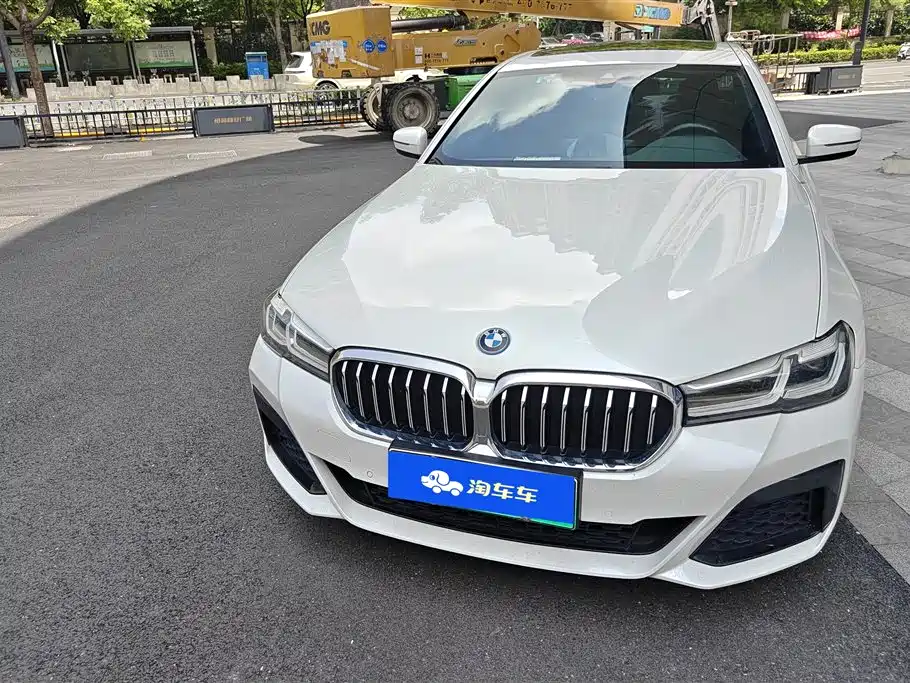 BMW 5 Series New Energy 2022 535Le M Sport Package фото 2