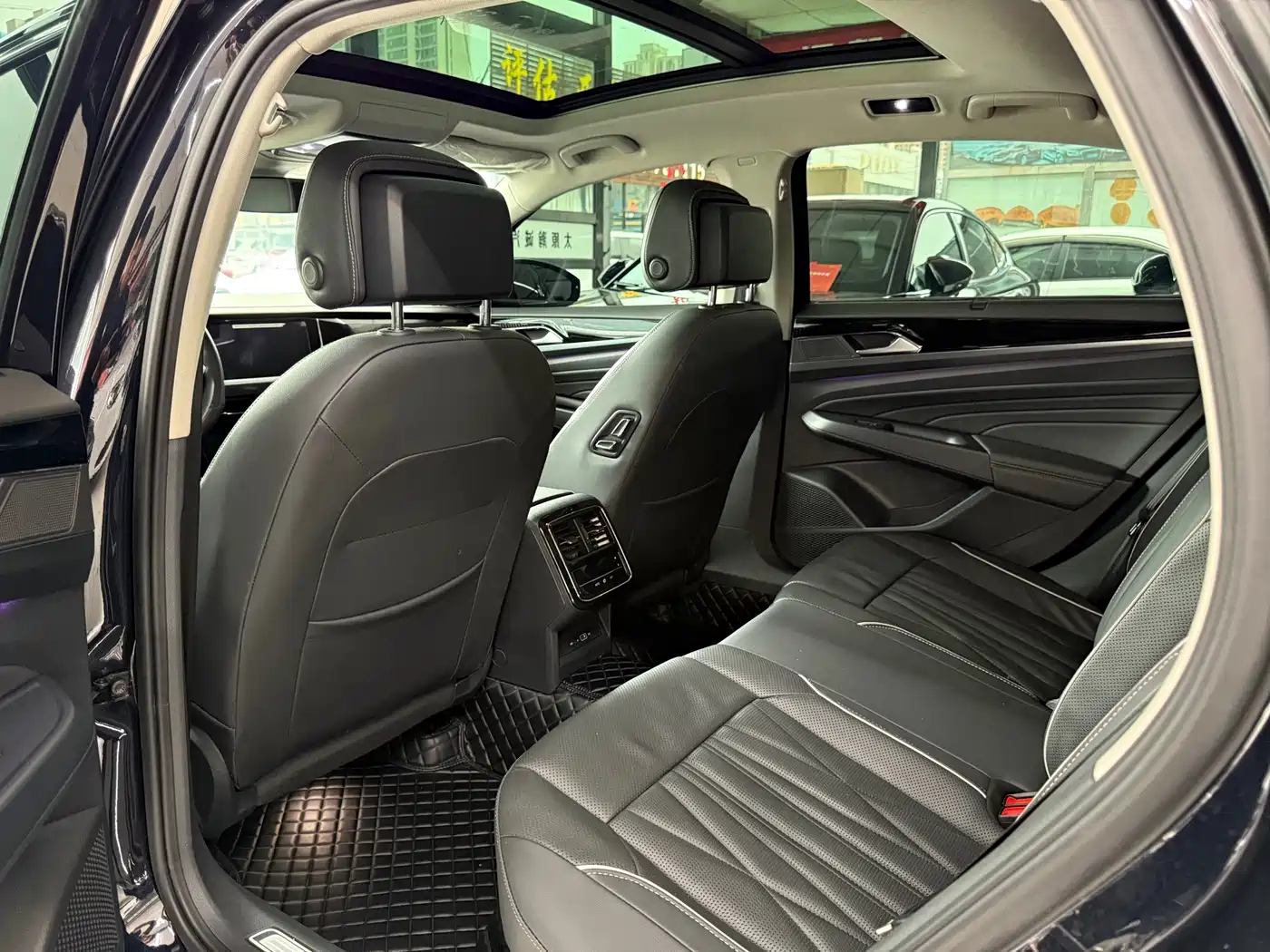 Volkswagen Passat 2023 330TSI Starlight Luxury Edition фото 7