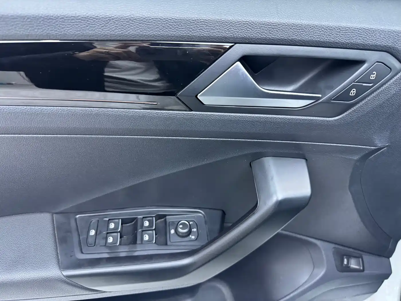 VOLKSWAGEN T ROC EXPLORING SONGS