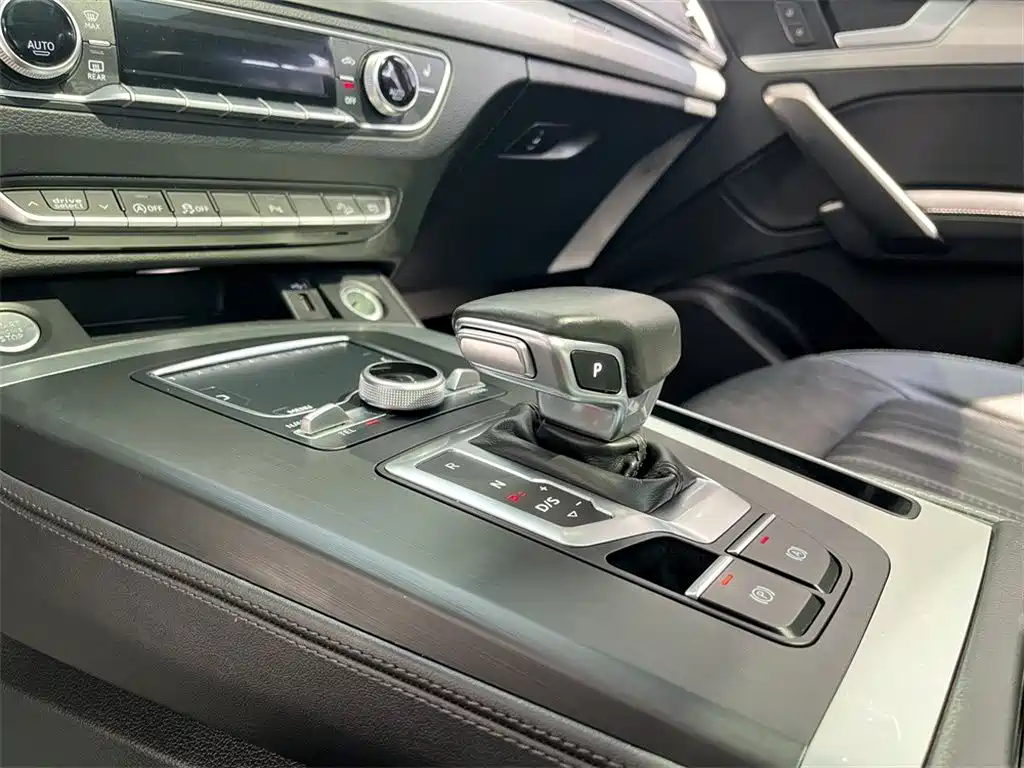 Audi Q5L 2020 Facelift 40 TFSI Honor Fashion фото 12