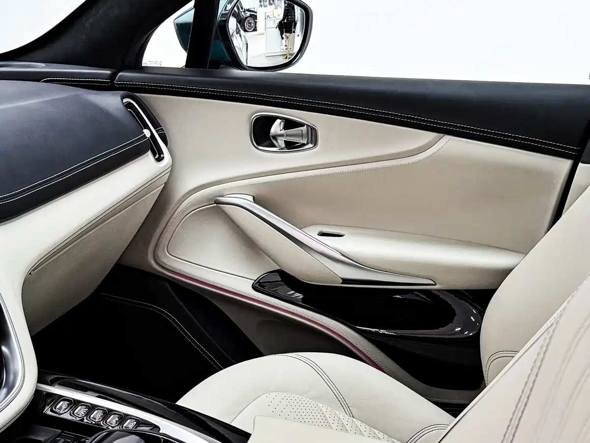 Фото 20 - Aston Martin DBX