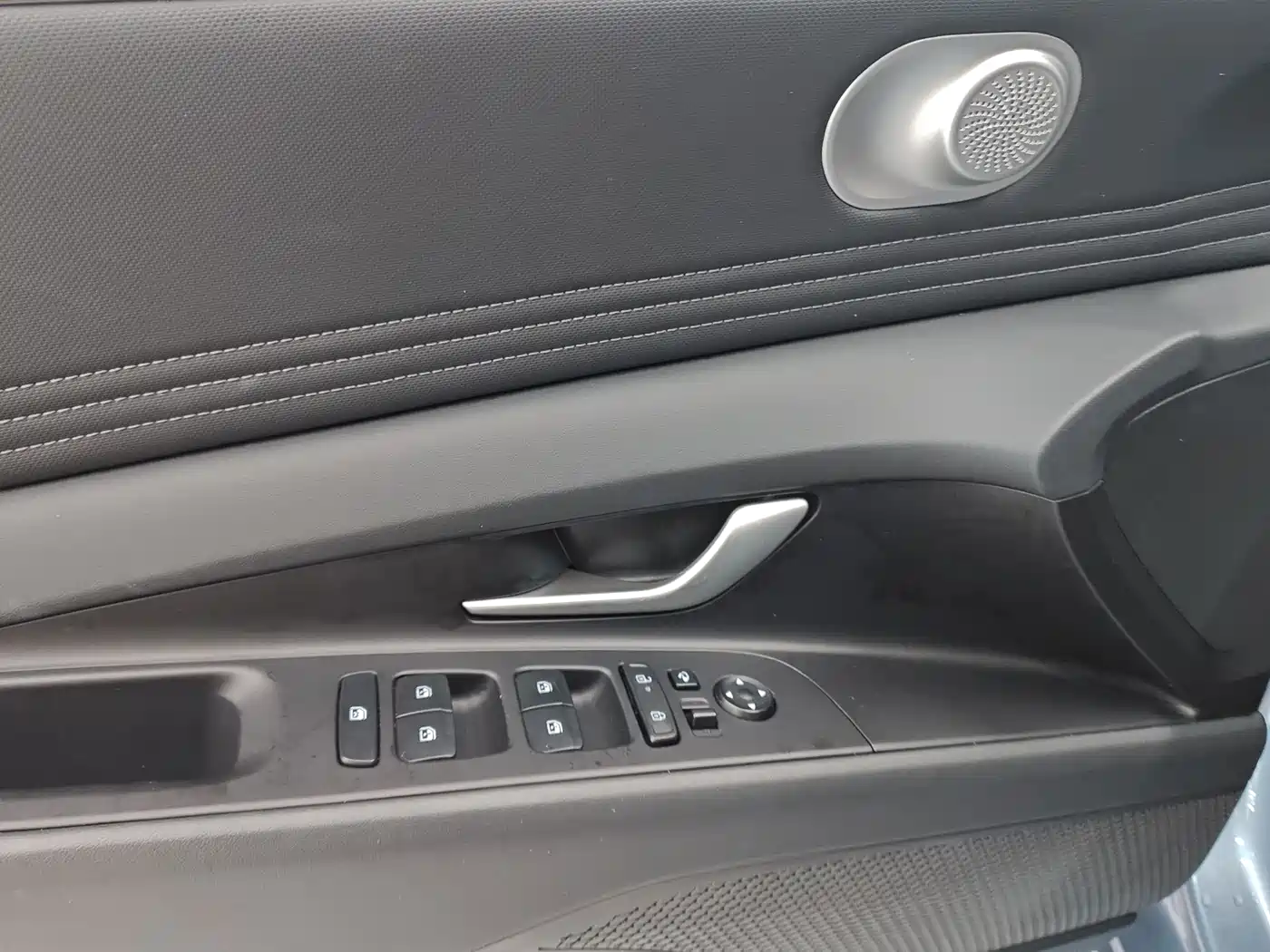 Hyundai Elantra 2023 Model 1.5L CVT LUX Premium Edition фото 22