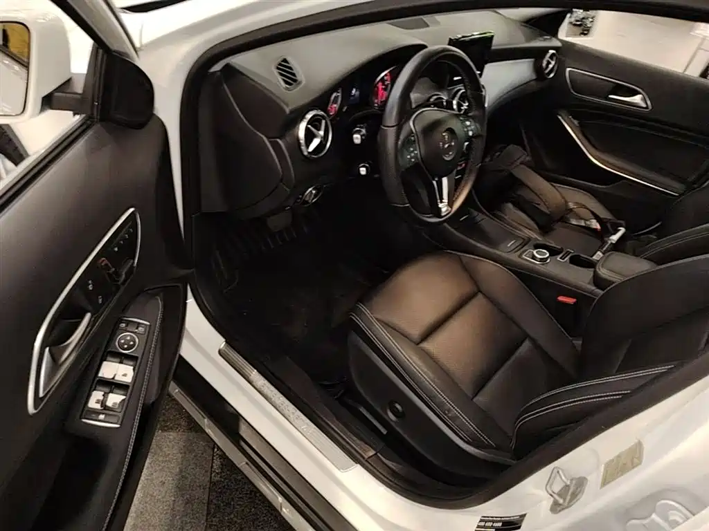 Mercedes-Benz GLA 2015 GLA 200 Dynamic фото 16