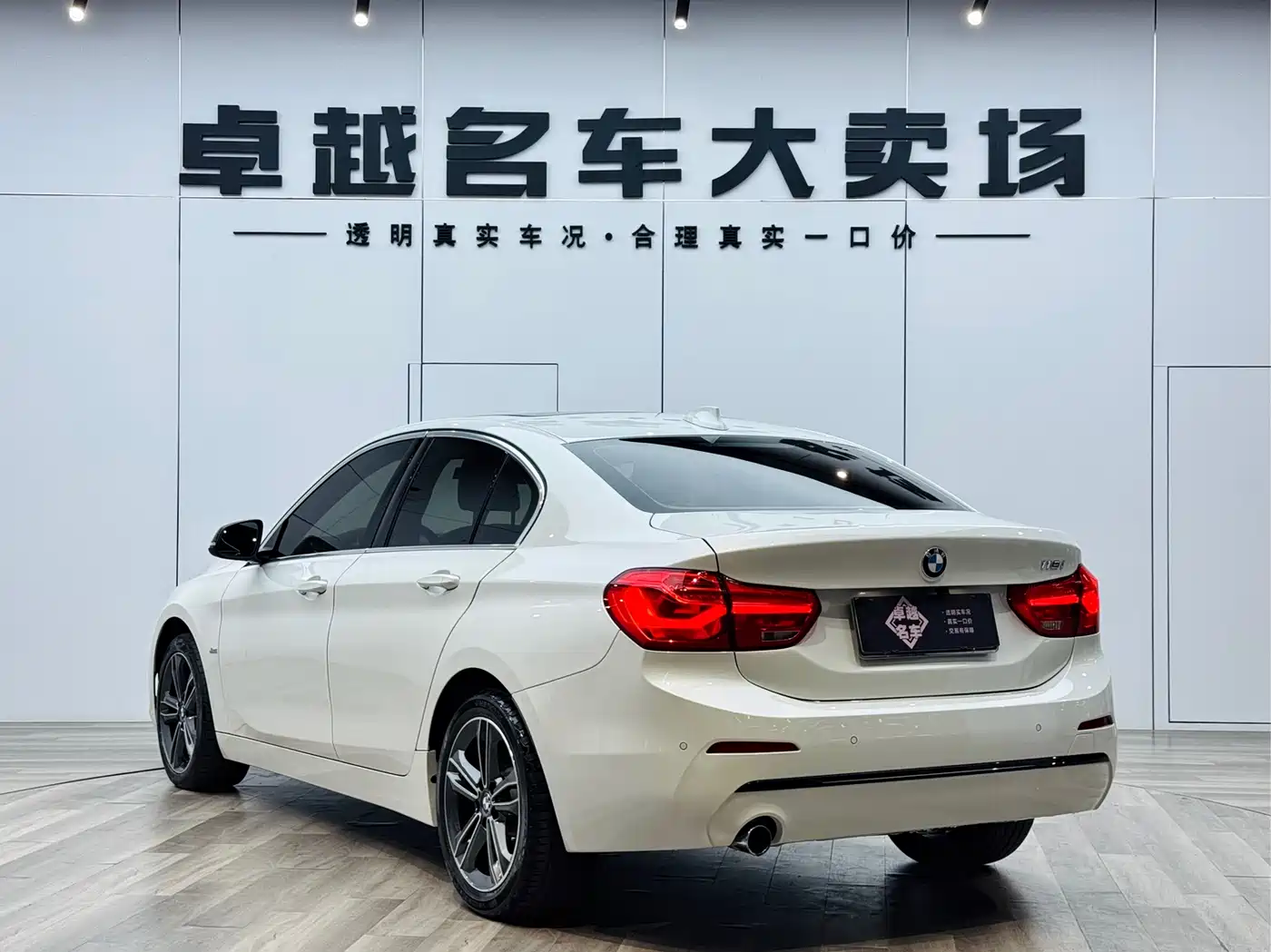BMW 1 Series 2018 118i Sport Edition фото 5