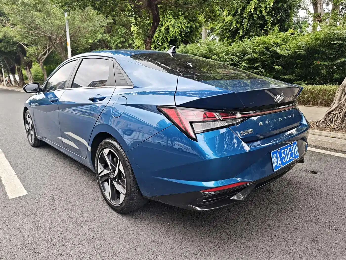 Hyundai Elantra 2021 1.5L CVT LUX Premium Edition фото 14