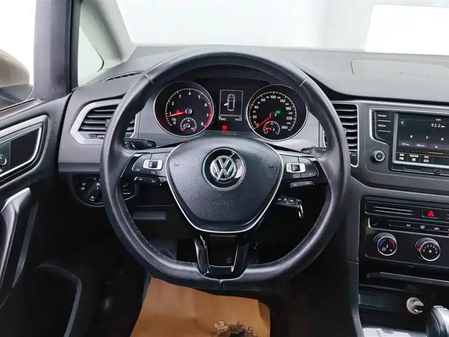 Volkswagen Golf Sportsvan 2016 230TSI Automatic Progressive фото 15