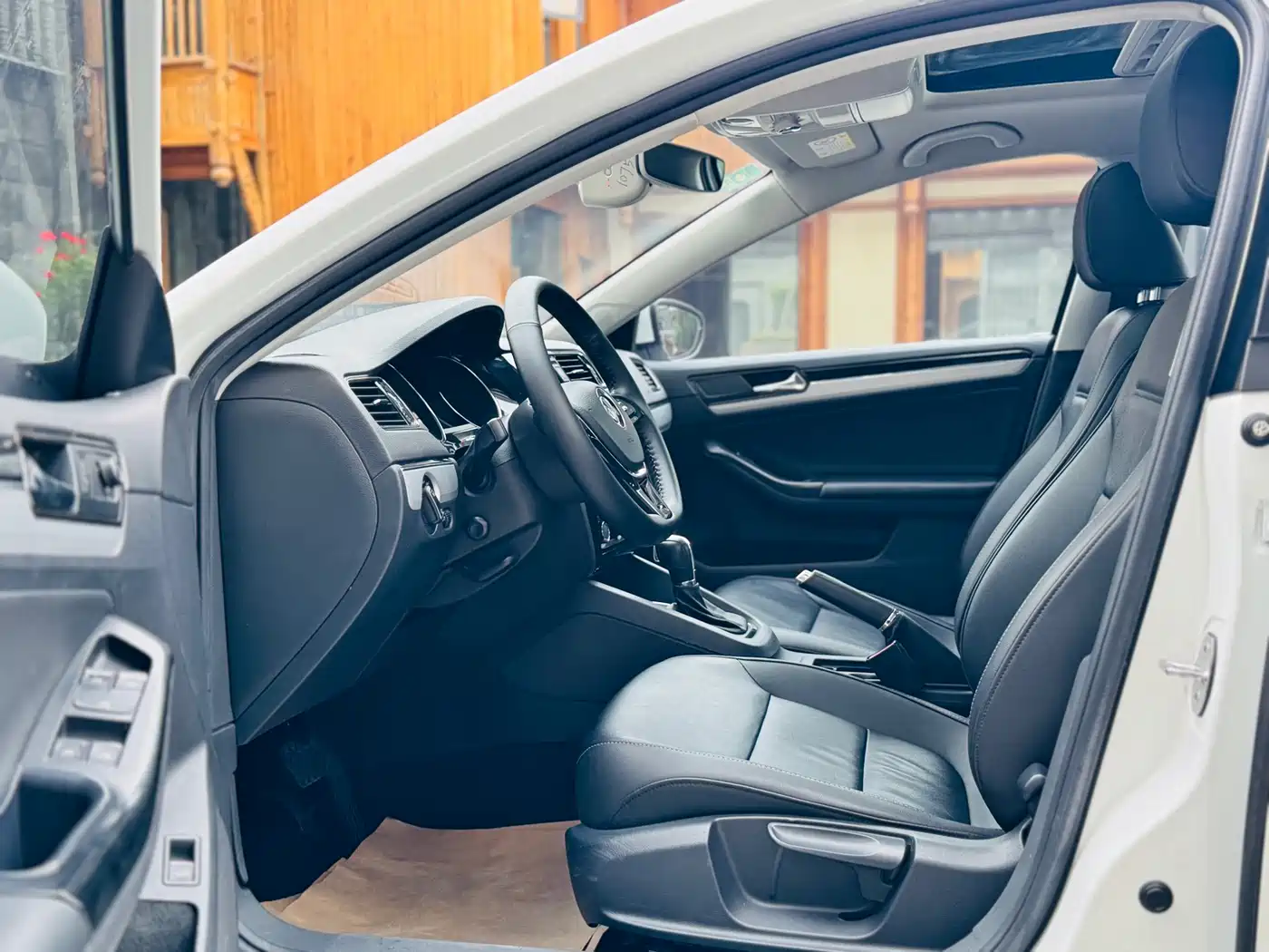 Volkswagen Sagitar 2018 1.6L Automatic Comfort фото 11
