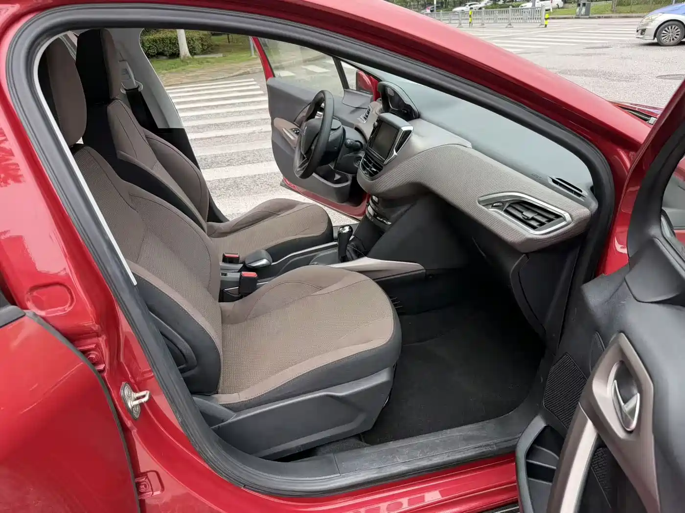 Peugeot 2008 2014 1.6L Automatic Fashion Edition фото 11