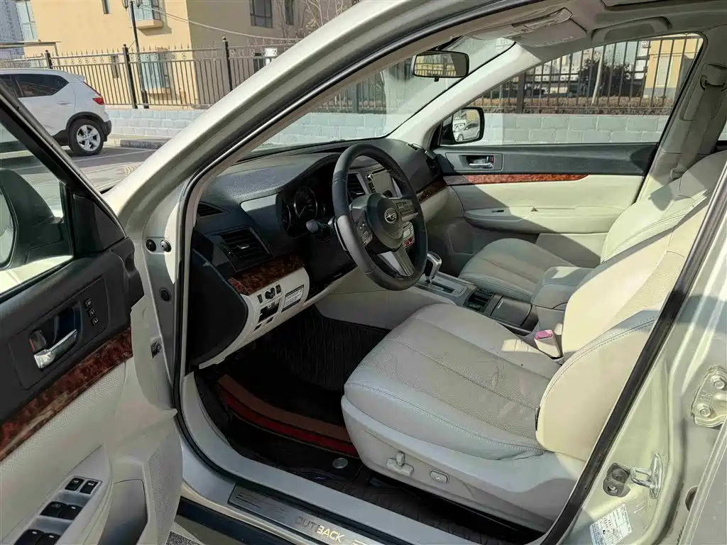 Subaru Outback 2010 2.5i Luxury Navigation фото 5