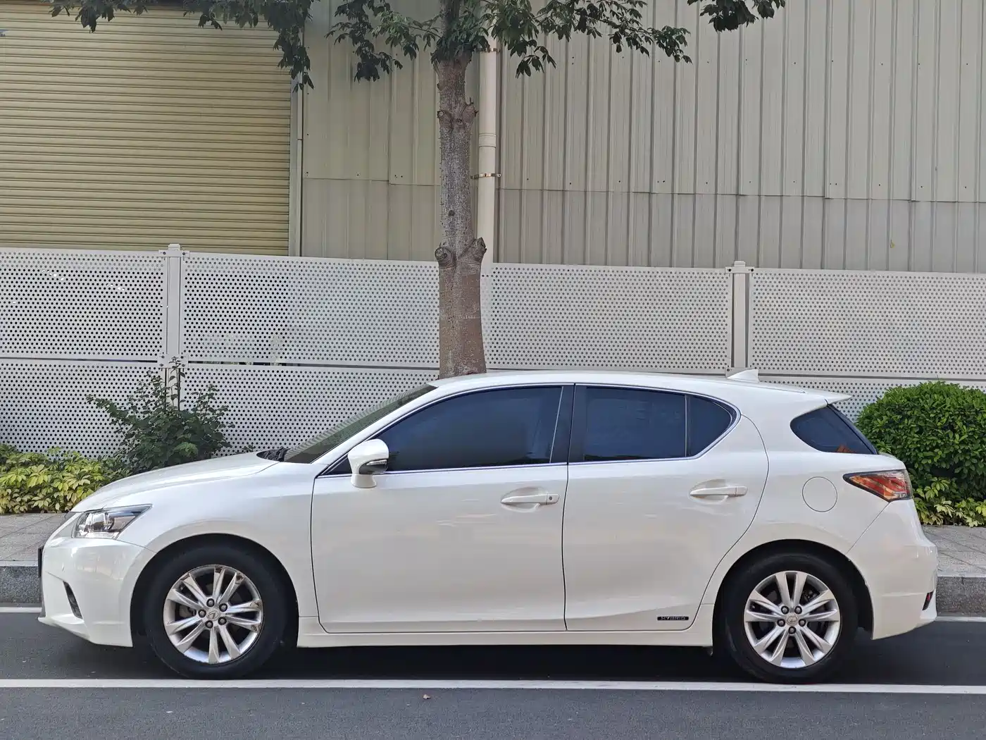 Lexus CT 2015 CT200h Dark Knight Edition фото 16