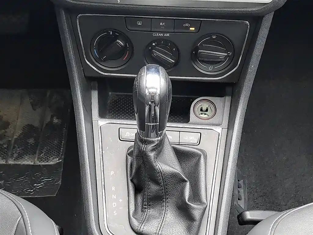 Volkswagen Lavida Tour 2015 1.6L Automatic Comfort Edition фото 13