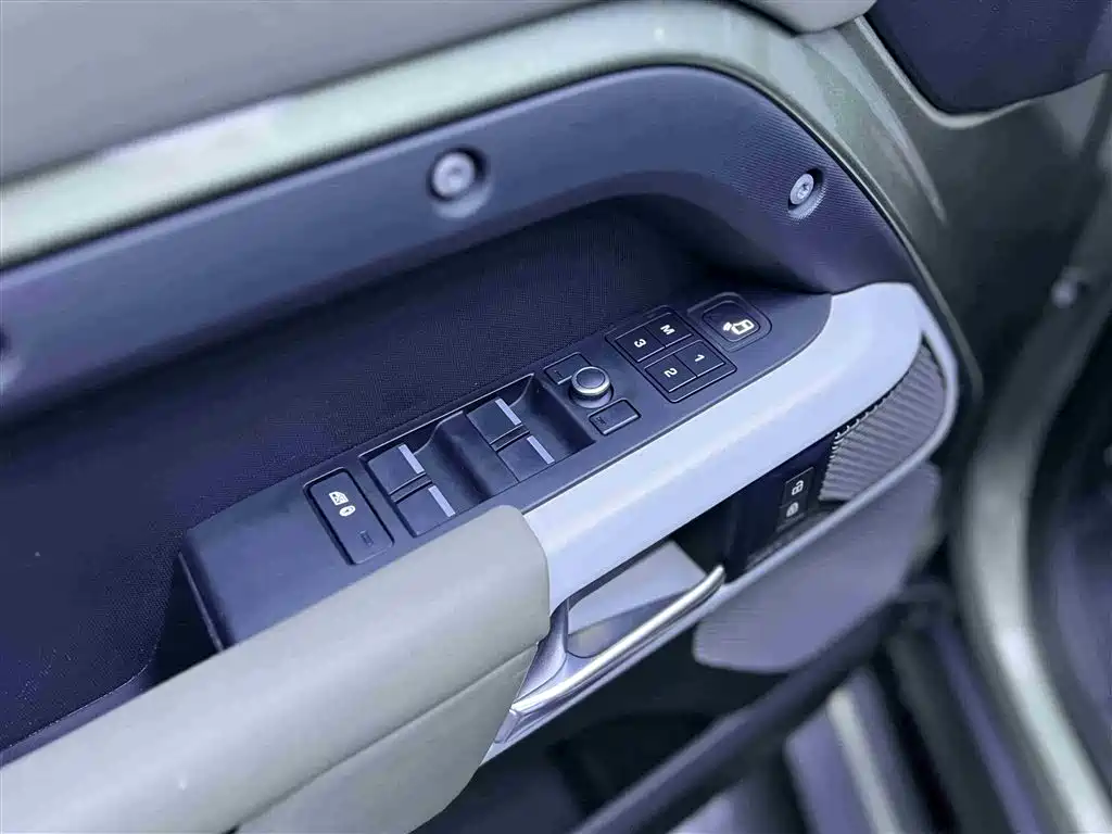 Land Rover Defender 2020 Model 110 P400 HSE фото 8