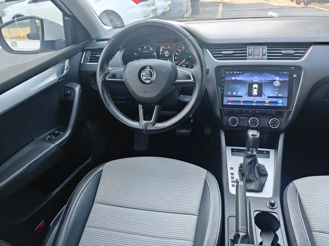 Škoda Octavia 2017 1.6L Automatic Pioneer Edition фото 10
