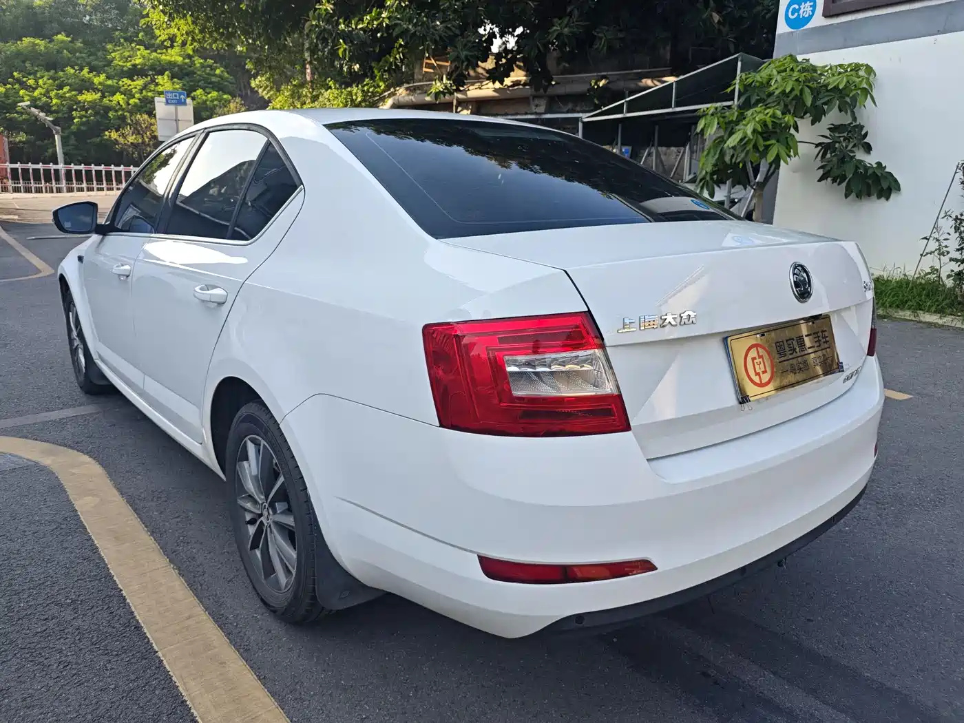 Škoda Octavia 2017 1.6L Automatic Pioneer Edition фото 5