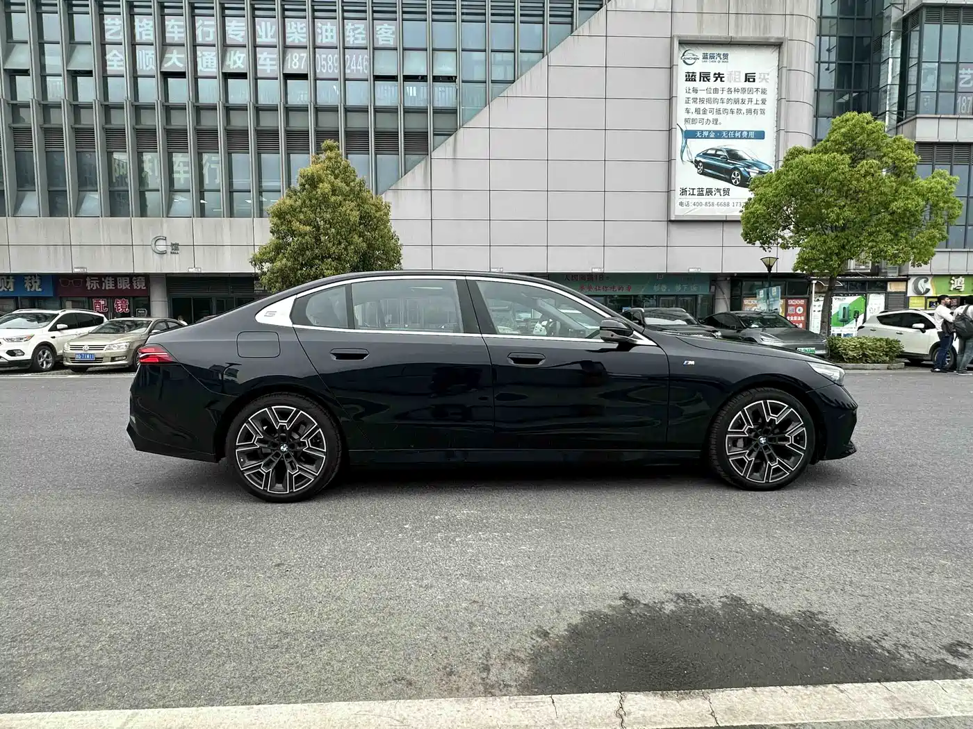 BMW 5 Series 2025 530Li Premium M Sport Package фото 6