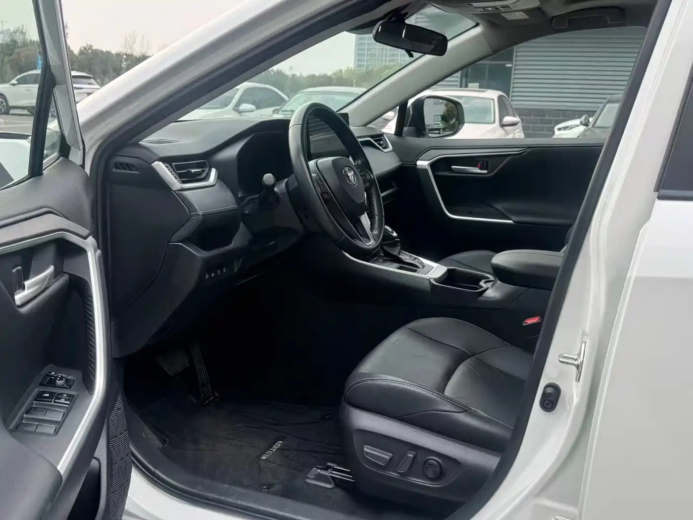 Toyota Wildlander 2023 2.0L CVT AWD Luxury PLUS фото 8