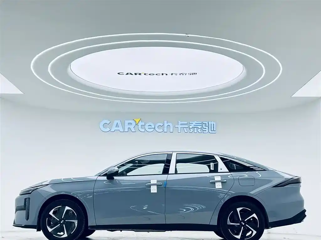 Geely Galaxy Galaxy L6 2025 EM-i 140km Explorer+ Edition фото 8