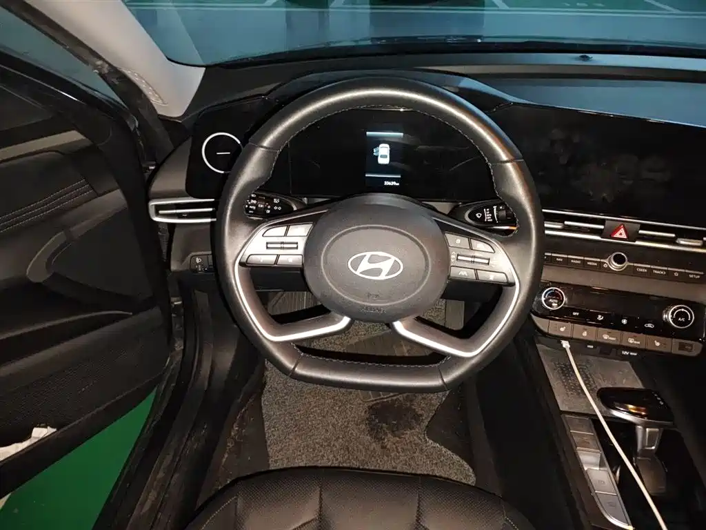 Hyundai Elantra 2023 Model 1.5L CVT LUX Premium Edition фото 7