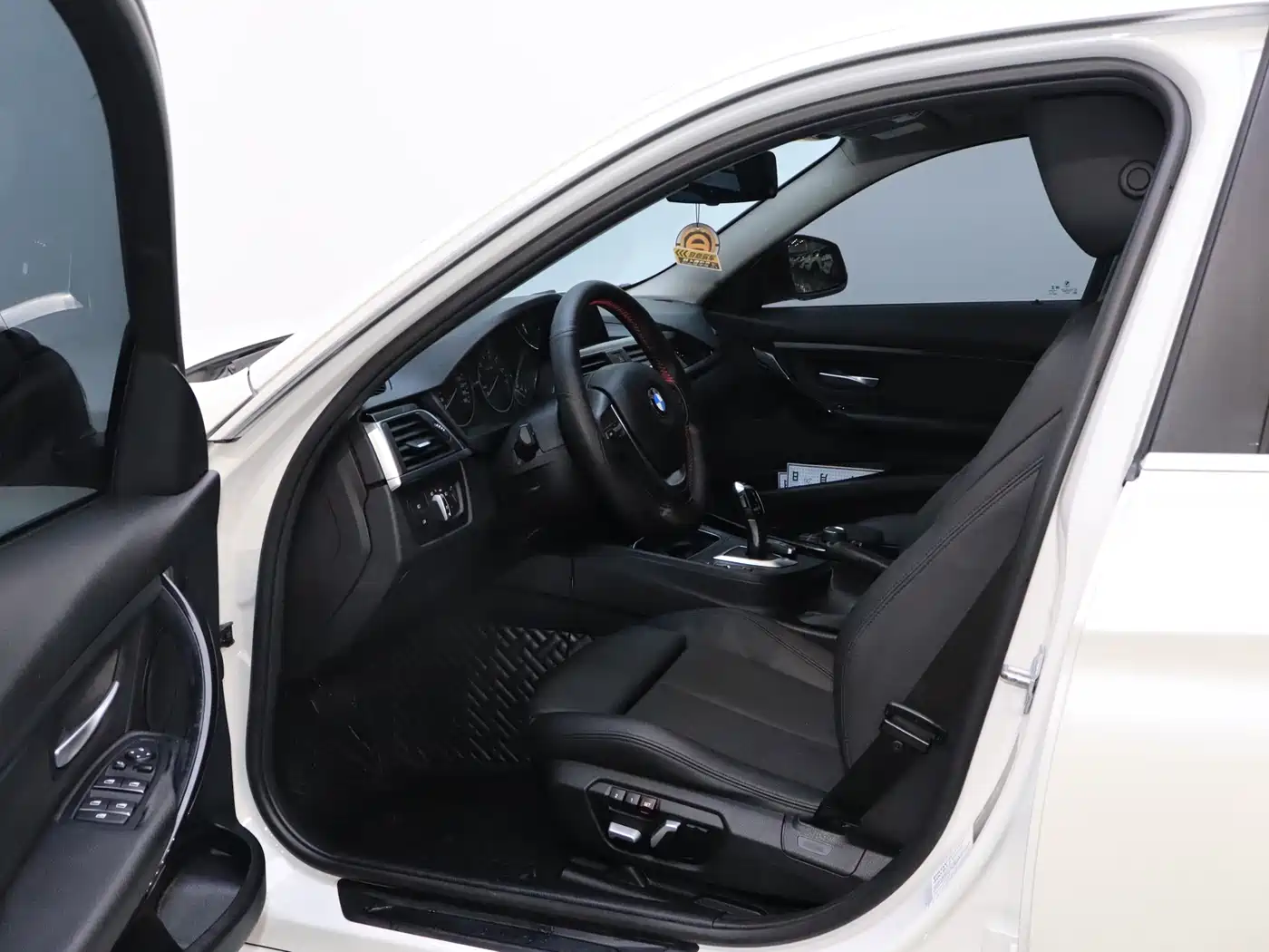 BMW 3 Series 2018 318Li фото 10