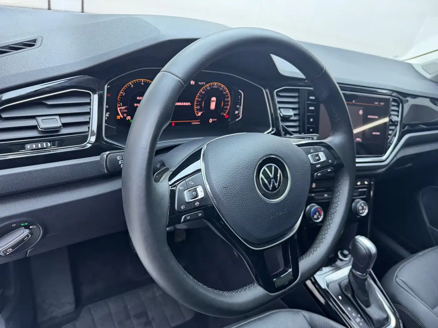 VOLKSWAGEN T ROC EXPLORING SONGS