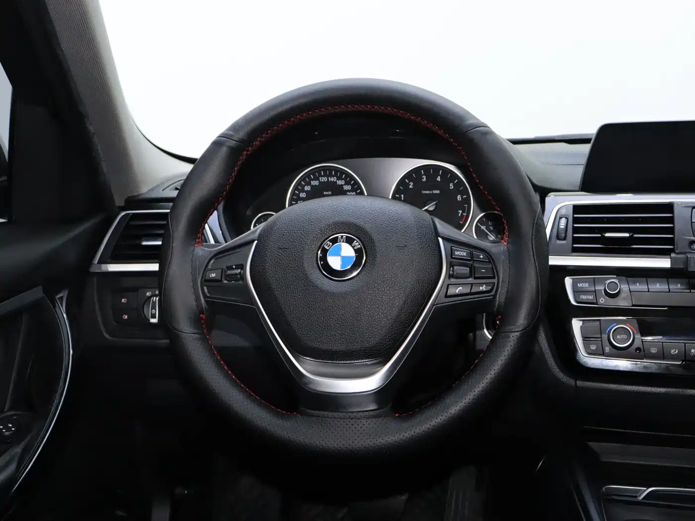 BMW 3 Series 2018 318Li фото 5