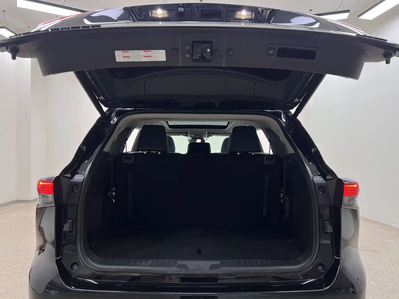 Toyota Highlander 2023 2.5L Smart Hybrid AWD Knight Edition 7-Seater фото 33
