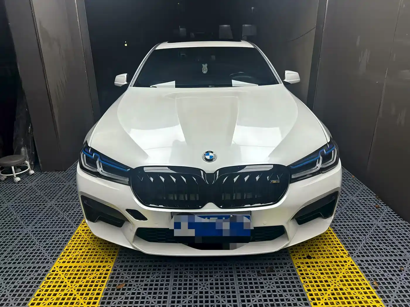 BMW 5 Series 2011 535Li Leading фото 2