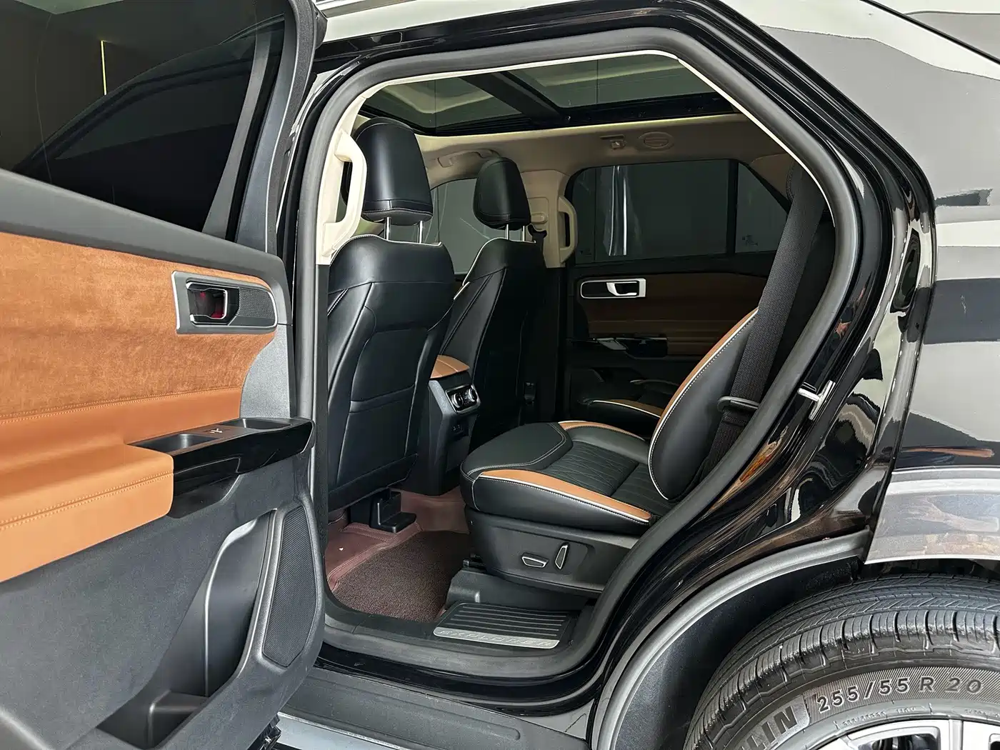 Ford Explorer 2024 2023 EcoBoost 285 AWD Titanium Edition 6-Seater